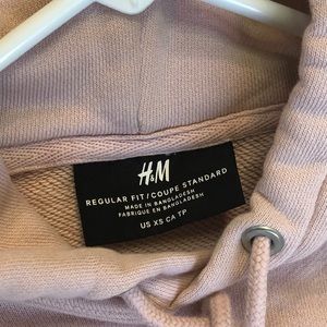 Boys H&M light pink sweater, Hoodie with pockets.